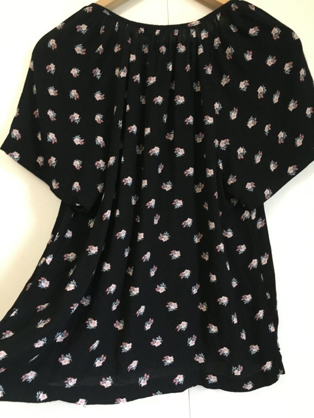GAP Black Ditsy Floral Flutter Sleeve Tie Front Keyhole Blouse Rayon XS - Picture 4 of 16
